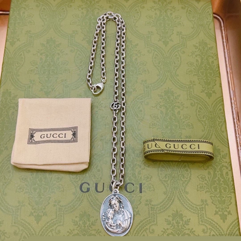 G*u*i necklaces